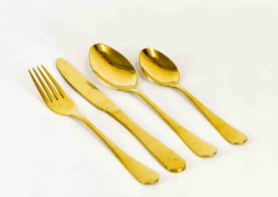 vuokrasomiste, annenpartydeco, somiste, vuokratuote, vuokrattavat juhlatarvikkeet, aterimet, kultaiset aterimet, kullanväriset aterimet, vuokraa aterimet