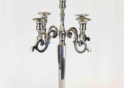 hopea kynttelikkö, kynttelikkö, hopeanvärinen kynttelikkö viidelle kynttilälle, vuokraa kyntteliköt, hääsomistus, vuokratuote, annenpartydeco