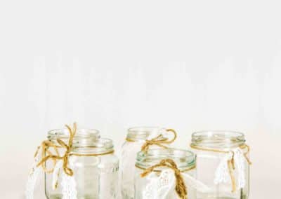 lasipurnukat, juutti ja pitsipurkit, tuikkukupit, tuikkuastia, maalaisromanttinen, rustiikkinen, annenpartydeco