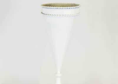 metallimaljakko valkoinen, maljakko, vuokratuote, somisteet, malja, kirkkokukat, annenpartydeco