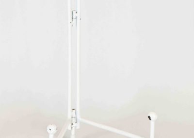 metalliteline, valkoinen metalliteline, valokuvateline, kylttiteline, juhlasomisteet, annenpartydeco