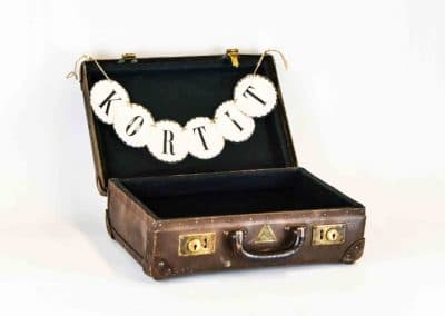 kortit matkalaukku, mini matkalaukku, matkalaukku, kiva idea laittaa korteille, korttiboksi, korttiboxi, kortit laatikko, mini matkalaukku korteille, annenpartydeco