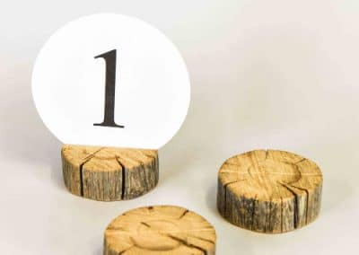 vuokrasomiste, annenpartydeco, somiste, vuokratuote, vuokrattavat juhlatarvikkeet, puupidike, paikkakortinpidike, pöytänumero, pöytänumerot