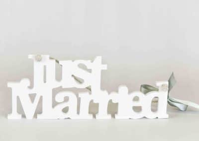 vuokrasomiste, annenpartydeco, somiste, vuokratuote, vuokrattavat juhlatarvikkeet, teksti, kyltti, just married