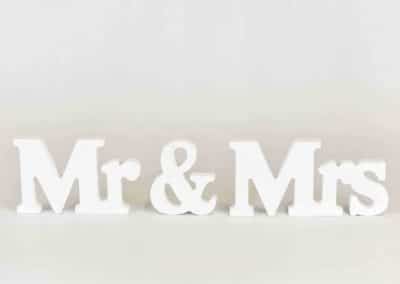 vuokrasomiste, annenpartydeco, somiste, vuokratuote, vuokrattavat juhlatarvikkeet, mr&mrs, puuteksti