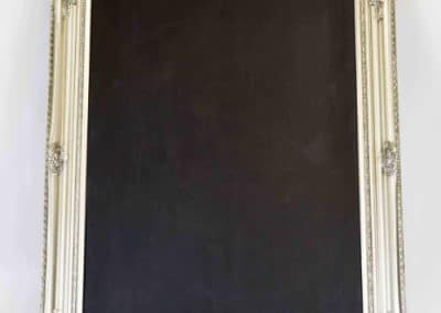 vuokrasomiste, annenpartydeco, somiste, vuokratuote, vuokrattavat juhlatarvikkeet, liitutaulu, kyltti, opaste, tervetulokyltti, istumajärjestys