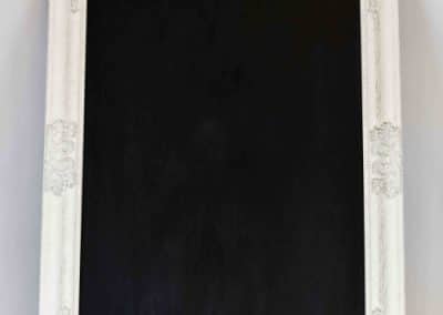 vuokrasomiste, annenpartydeco, somiste, vuokratuote, vuokrattavat juhlatarvikkeet, liitutaulu, kyltti, opaste, tervetulokyltti, istumajärjestys