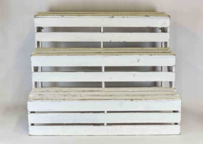 vuokrasomiste, annenpartydeco, somiste, vuokratuote, vuokrattavat juhlatarvikkeet, puuteline, valkoinen rappuhylly