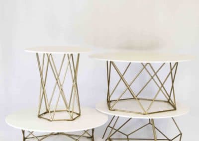 vuokrasomiste, annenpartydeco, somiste, vuokratuote, vuokrattavat juhlatarvikkeet, kakkuteline, hääkakunteline, hääkakku, geometrinen, moderni teline