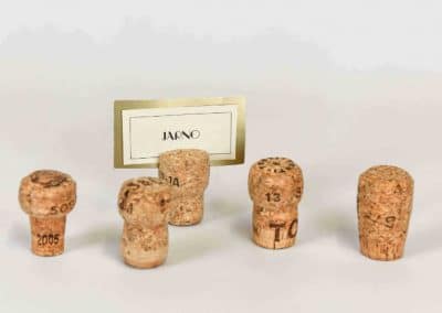 vuokrasomiste, annenpartydeco, somiste, vuokratuote, vuokrattavat juhlatarvikkeet, paikkakortit, paikkakortinpidike, skumppakorkit, kuohuviinikorkit, pullonkorkit