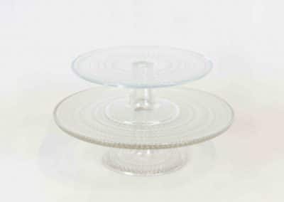 vuokrasomiste, annenpartydeco, somiste, vuokratuote, vuokrattavat juhlatarvikkeet, kakkutarjotin, kakkulautanen, jalallinen kakkulautanen, kastehelmi, Iittala