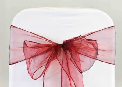 vuokrasomiste, annenpartydeco, somiste, vuokratuote, vuokrattavat juhlatarvikkeet, tuolirusetti, organzanauha, organza sash, chair sashes, hääkoristeet, burgundy