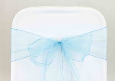 vuokrasomiste, annenpartydeco, somiste, vuokratuote, vuokrattavat juhlatarvikkeet, tuolirusetti, organzanauha, organza sash, chair sashes, hääkoristeet