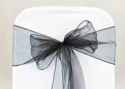 vuokrasomiste, annenpartydeco, somiste, vuokratuote, vuokrattavat juhlatarvikkeet, tuolirusetti, organzanauha, organza sash, chair sashes, hääkoristeet