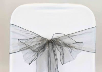 vuokrasomiste, annenpartydeco, somiste, vuokratuote, vuokrattavat juhlatarvikkeet, tuolirusetti, organzanauha, organza sash, chair sashes, hääkoristeet