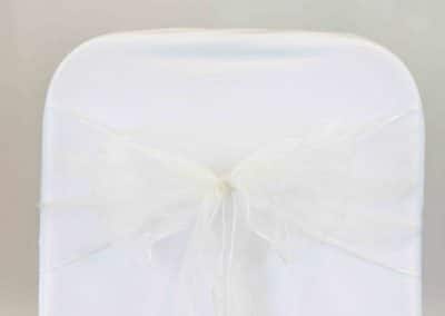 vuokrasomiste, annenpartydeco, somiste, vuokratuote, vuokrattavat juhlatarvikkeet, tuolirusetti, organzanauha, organza sash, chair sashes, hääkoristeet