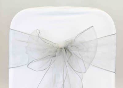 vuokrasomiste, annenpartydeco, somiste, vuokratuote, vuokrattavat juhlatarvikkeet, tuolirusetti, organzanauha, organza sash, chair sashes, hääkoristeet