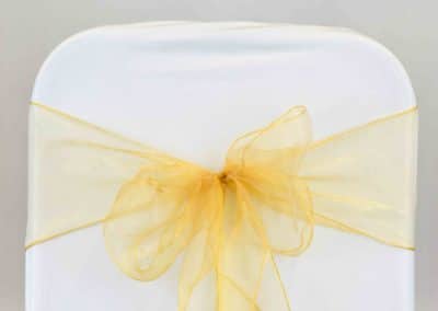 vuokrasomiste, annenpartydeco, somiste, vuokratuote, vuokrattavat juhlatarvikkeet, tuolirusetti, organzanauha, organza sash, chair sashes, hääkoristeet