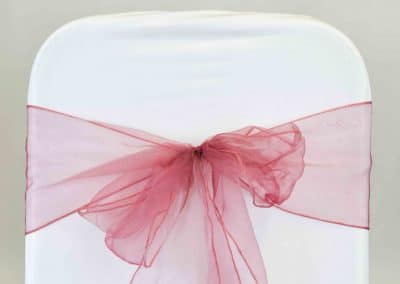 vuokrasomiste, annenpartydeco, somiste, vuokratuote, vuokrattavat juhlatarvikkeet, tuolirusetti, organzanauha, organza sash, chair sashes, hääkoristeet