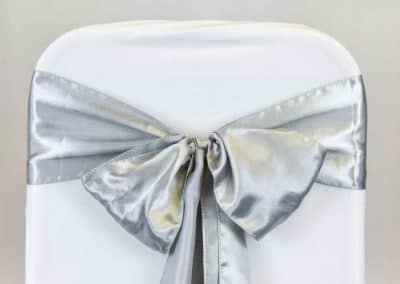 vuokrasomiste, annenpartydeco, somiste, vuokratuote, vuokrattavat juhlatarvikkeet, tuolirusetti, satiininauha, satin sash, chair sashes, hääkoristeet