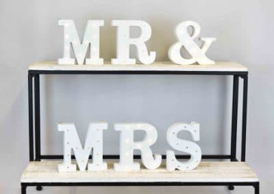 vuokrasomiste, annenpartydeco, somiste, vuokratuote, vuokrattavat juhlatarvikkeet, valokirjain, valokirjaimet, mr&mrs