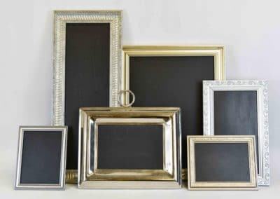 hopeisia kehyksiä, hopeakehys, hopeinen, liitutaulu, opaste, kyltti, menu, istumajärjestys, annenpartydeco