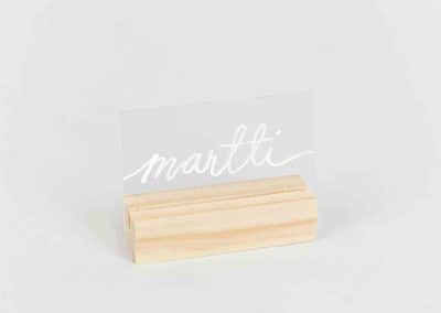 puinen pidike, paikkakortinpidike, paikkakortti, moderni paikkakortti, puupidike, pleksi, pleksisomiste, annenpartydeco