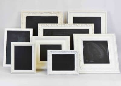 valkoisia kehyksiä, kehys, taulu, liitutaulu, opaste, kyltti, menu, istumajärjestys, annenpartydeco