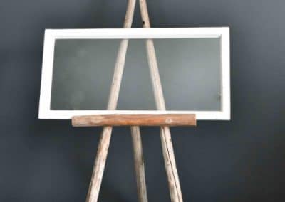 iso taulu, heinäseivästeline, tervetuloa-kyltti, welcome, tervetulokyltti, maalausteline, puinen maalausteline, teline, kylttiteline, puunvärinen maalausteline, istumajärjestys, istumajärjestystaulu, liitutaulu, ohjelmataulu, vuokratuote, vuokrasomiste, vanha ikkuna, ikkunanpoka, hääkyltti, opaste, annenpartydeco