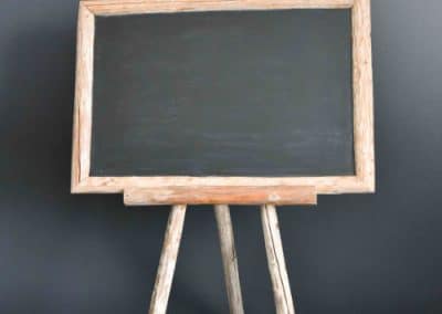 iso taulu, heinäseiväsliitutaulu, heinäseivästeline, tervetuloa-kyltti, welcome, tervetulokyltti, maalausteline, puinen maalausteline, teline, kylttiteline, puunvärinen maalausteline, istumajärjestys, istumajärjestystaulu, liitutaulu, ohjelmataulu, vuokratuote, vuokrasomiste, annenpartydeco