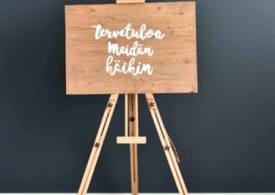 tervetuloa-kyltti, welcome, tervetulokyltti, maalausteline, puinen maalausteline, teline, kylttiteline, puunvärinen maalausteline, vuokratuote, vuokrasomiste, annenpartydeco