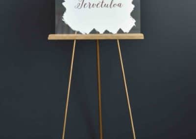 pleksikyltti, tervetuloa-kyltti, welcome, tervetulokyltti, maalausteline, kullanvärinen maalausteline, teline, kylttiteline, vuokratuote, vuokrasomiste, annenpartydeco