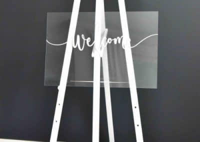 pleksikyltti, tervetuloa-kyltti, welcome, tervetulokyltti, maalausteline, valkoinen maalausteline, valkoinen teline, kylttiteline, vuokratuote, vuokrasomiste, annenpartydeco