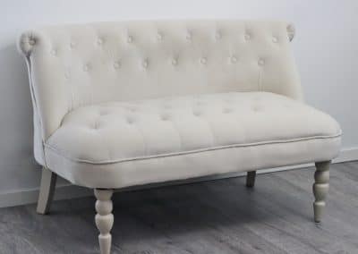 annenpartydeco, juhlasomisteet, vuokratuote, somistevuokraus, minisohva, hääparin penkki, kuvaussohva, hääsomiste, juhlasomiste, koristeellinen sohva, pieni sohva, kaunis sohva, hääparille